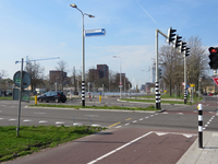 844272 Gezicht op het verkeersplein in de Beneluxlaan te Utrecht, met op de achtergrond de aanleg van een tunnel voor ...